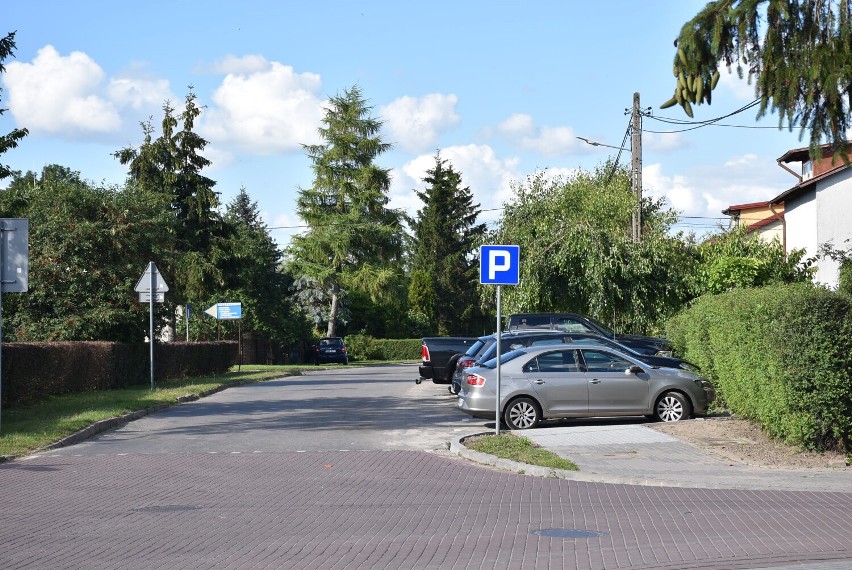 Malbork. Na Żuławskiej trwa wymiana chodnika. Przy okazji zniknie parking na rogu Akacjowej? Piesi wchodzą tam na jezdnię, omijając auta