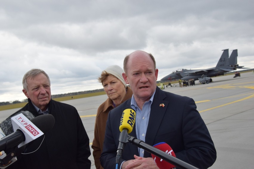 Senatorowie USA na lotnisku 32 BLT w Łasku. Odwiedzili amerykańskich pilotów F15 ZDJECIA I FILM