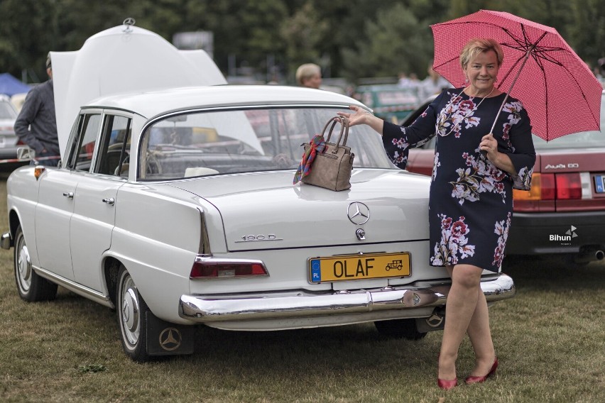 Stare samochody i Piękna Kobieta. Sesja zdjęciowa na wystawie pojazdów zabytkowych w Złotowie