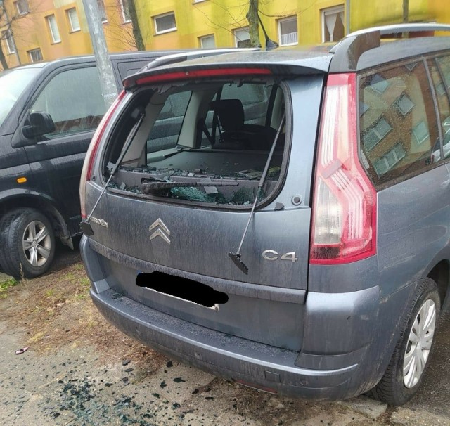 W Krośnie Odrzańskim ktoś zniszczył kilka szyb w samochodach.