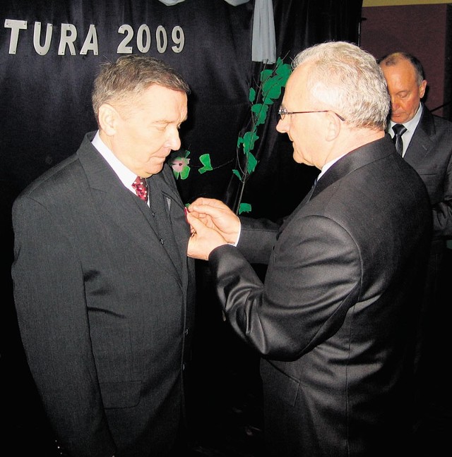 Medal laureatowi wręczył wójt Marek Pałasz