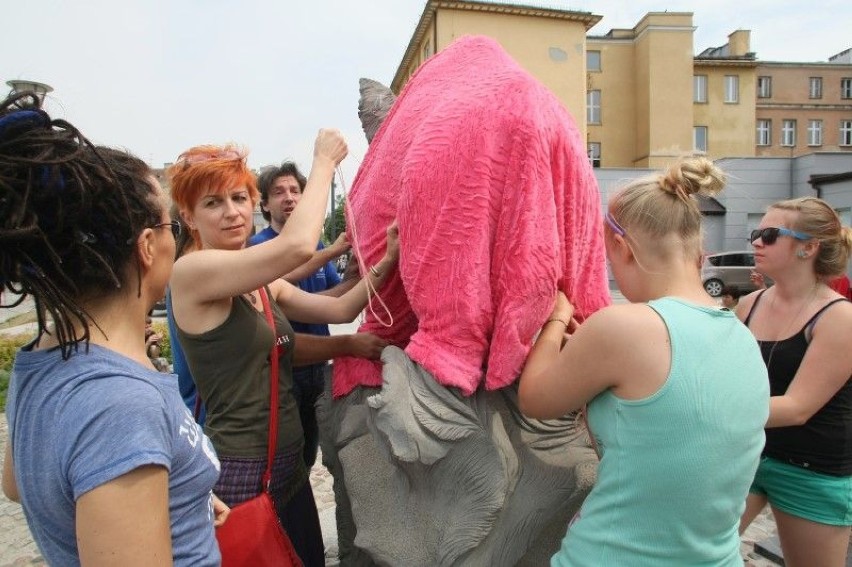 Przebieranie Dzika Kiełka za różowego barana