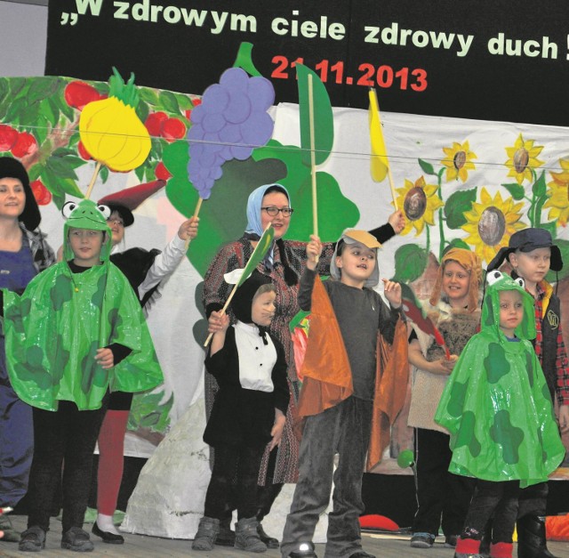 Kadra i dzieci z ośrodka autystycznego integrują się ze szkołami. Tutaj podczas przeglądu teatralnego w Zespole Szkół nr 2