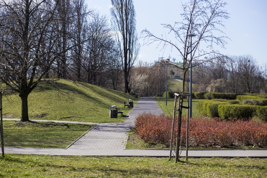 Mandaty, długie kolejki przed sklepami i brak dzieci na ulicach. Tak wyglądał pierwszy dzień z nowymi ograniczeniami