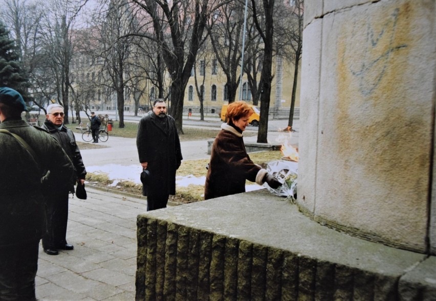 Okres pomiędzy 1998 a 2002 rokiem. Kwiaty Pod Pomnikiem...