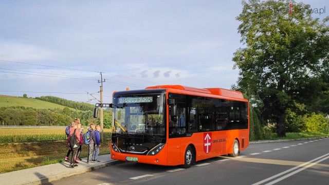 W Bobowej elektryczny autobus wozi dzieci do szkoły