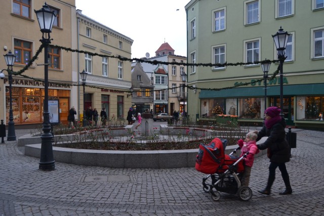 W ramach rewitalizacji zmieniono m.in. ulicę Dąbrowskiego biegnącą w kierunku Placu Hallera. Powstały ławeczki, latarnie, nowy bruk, a całość zdobią kwiaty.