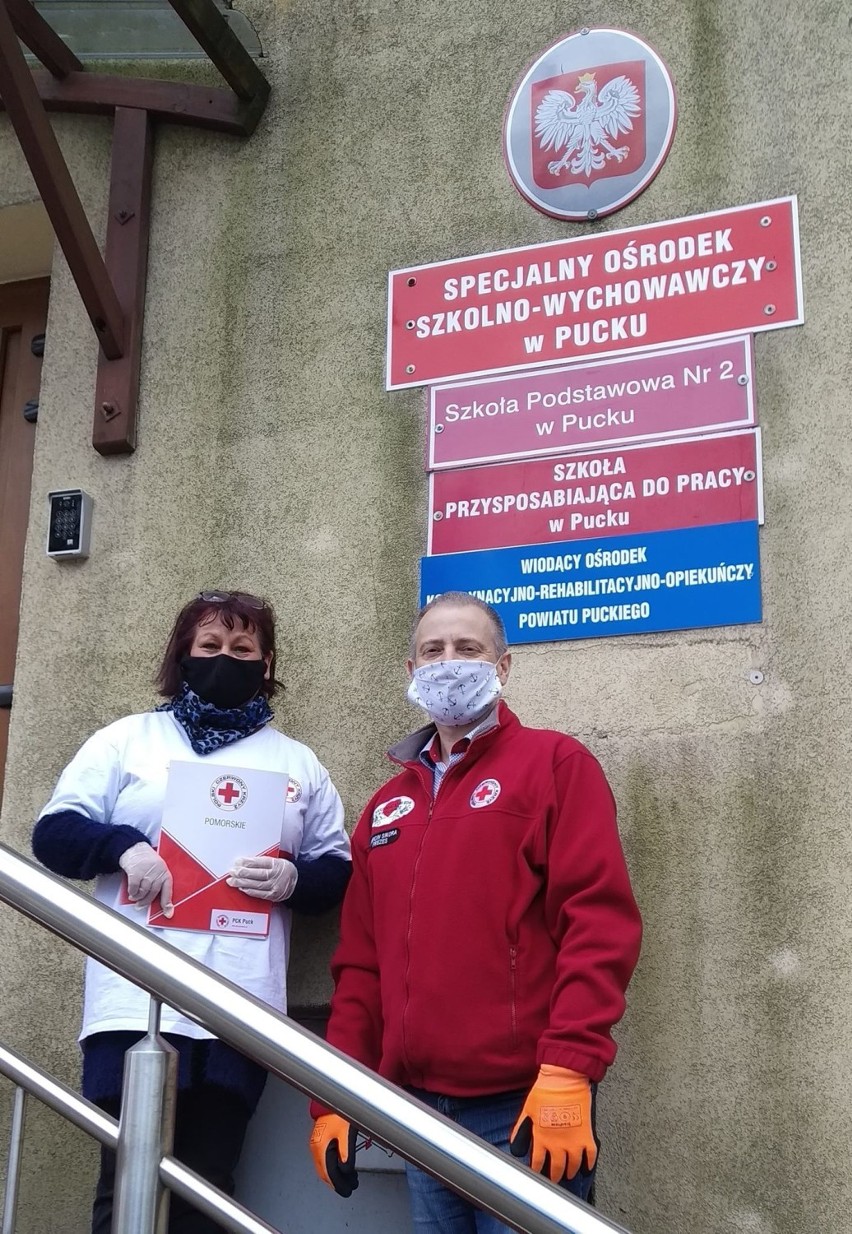 Wolontariusze i krwiodawcy powiatu puckiego podarowali środki czystości. Te trafiły ratowników ze Szpitala Puckiego, DPS w Pucku | ZDJĘCIA