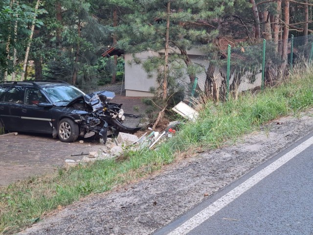 W Lubogoszczy samochód zjechał z drogi, staranował ogrodzenie i uderzył w słup