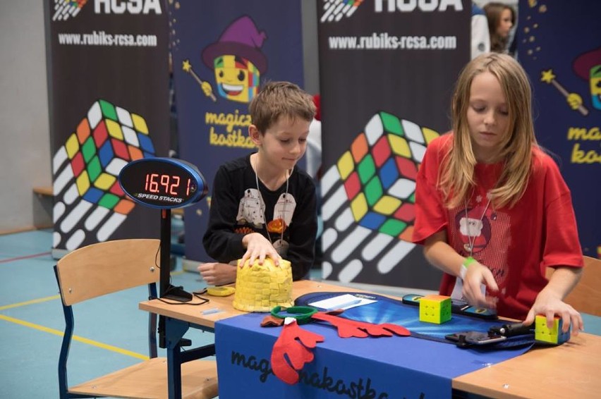 Ma autyzm i genialnie układa kostkę Rubika. Właśnie został multimedalistą Mistrzostw Polski!