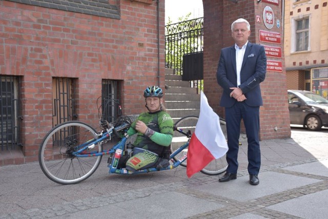 Krzysztof Jastrzębski z burmistrzem Tomaszem Kałużnym.