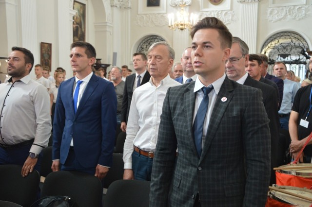 Krystian Cipiński (na pierwszym planie od prawej) został naczelnikiem nowego wydziału Urzędu Miejskiego w Łowiczu