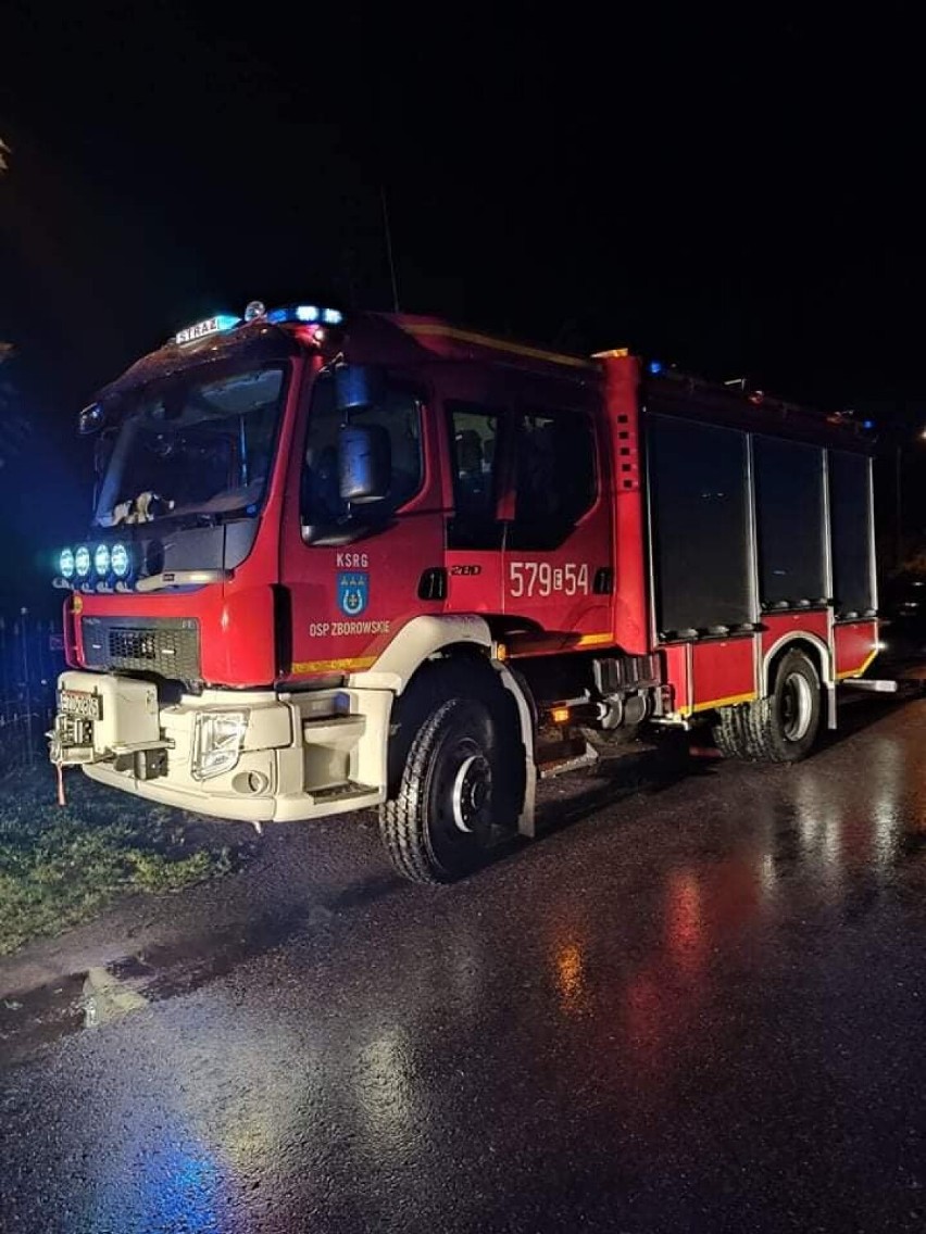 Nocny pożar w Pratkowie w gminie Zduńska Wola. Straż gasiła poddasze domu