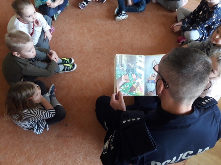 Policja w przedszkolu w Piasecznie. Przyszli z książkami zamiast kajdanek 