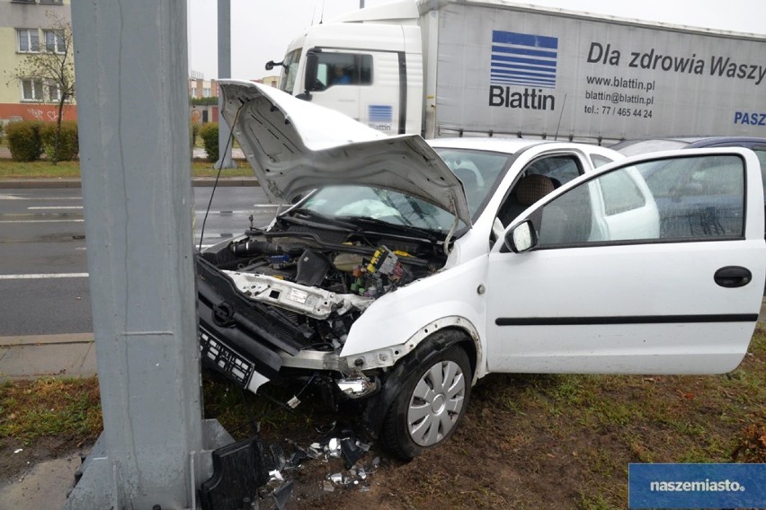 Groźny wypadek na alei Królowej Jadwigi we Włocławku. Opel uderzył w słup [zdjęcia]