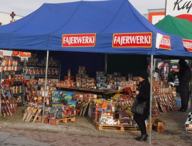 Duży wybór Sylwestrowych fajerwerków jest na targowisku Korej w Radomiu.