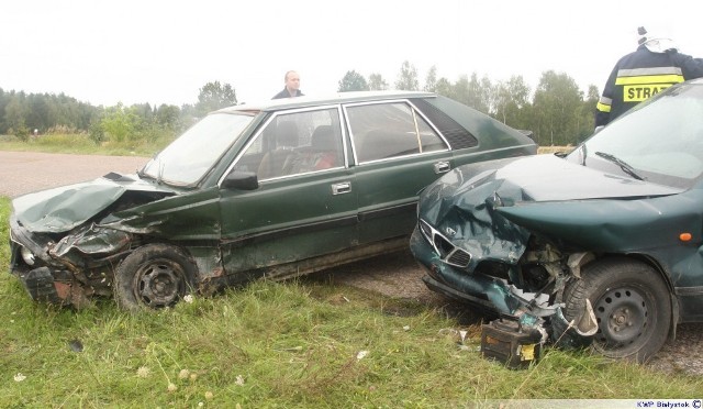 Dyżurny monieckiej Policji otrzymał informację o zderzeniu dwóch osobówek na drodze prowadzącej do miejscowości Romejki w gminie Jaświły. Mundurowi natychmiast pojechali na miejsce.