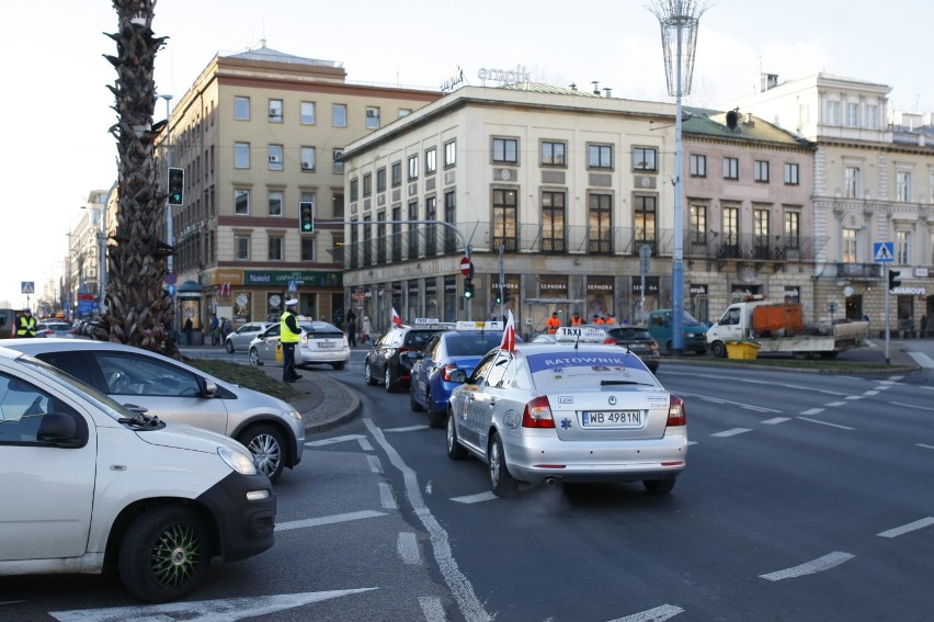 Protest taskówkarzy w Warszawie. Miała być wielka akcja, a była wielka klapa [ZDJĘCIA]