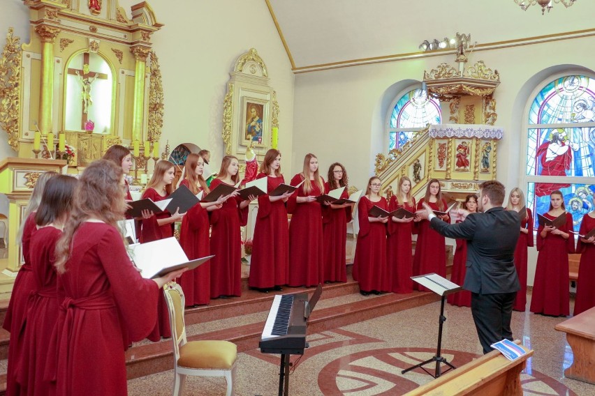 Święto Niepodległości w Sadlinkach. Koncert patriotyczny Chóru Żeńskiego Eufeme [ZDJĘCIA]