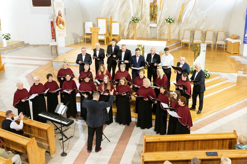 Chóru „Laudate Dominum” z Wejherowa z medalem „Za Zasługi dla Powiatu Wejherowskiego”