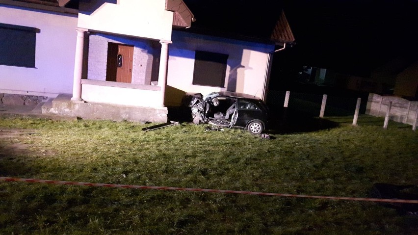 Wypadek w Piekarzewie. W sylwestrową noc 30-letni mieszkaniec powiatu pleszewskiego stracił panowanie nad pojazdem i uderzył w budynek