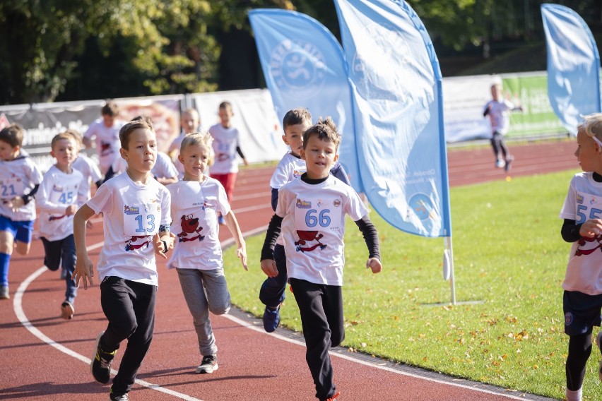 Bieg Niedźwiadka 2020. Najmłodsi biegli na stadionie w Ursusie. Obawa przed wirusem zaniżyła frekwencję