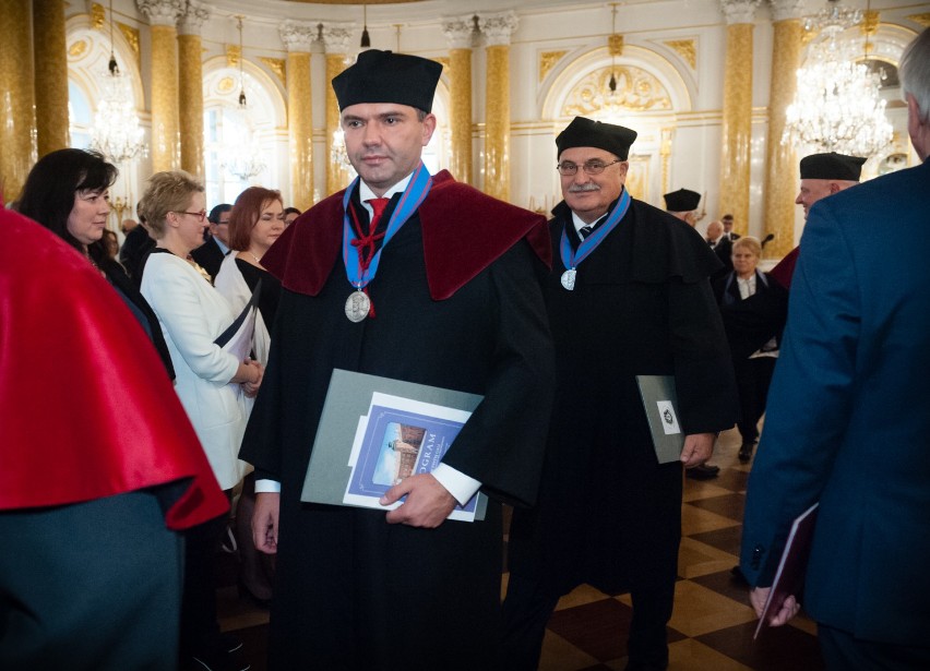Prof. Dariusz Dudek​ otrzymał medal Gloria Medicinae 