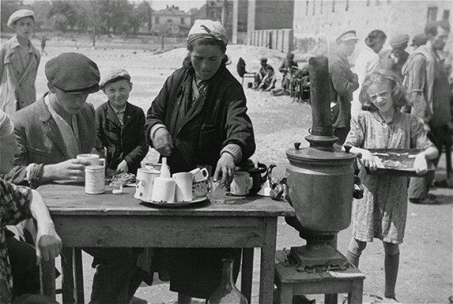 Niezwykłe zdjęcia! Tak wyglądało życie na ulicach Warszawy w 1941 roku [GALERIA]