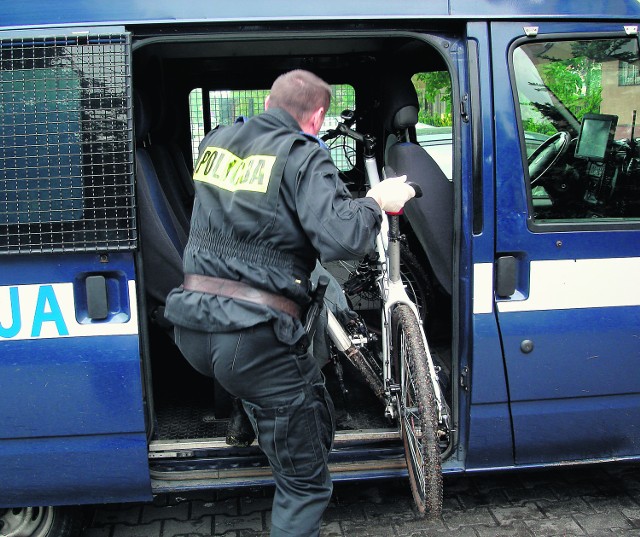 Porzucone w lesie rowery policjanci odwieźli do właścicieli