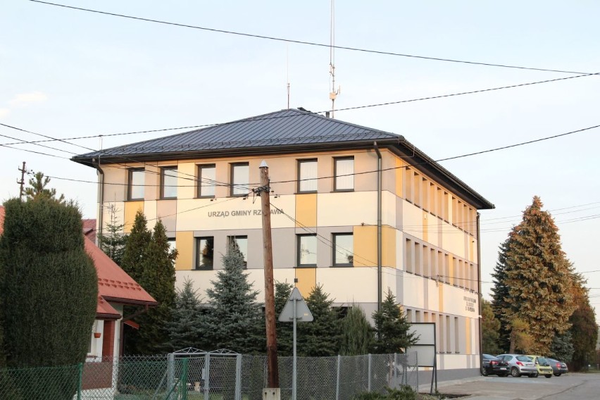Budynek urzędu gminy w Rzezawie po modernizacji