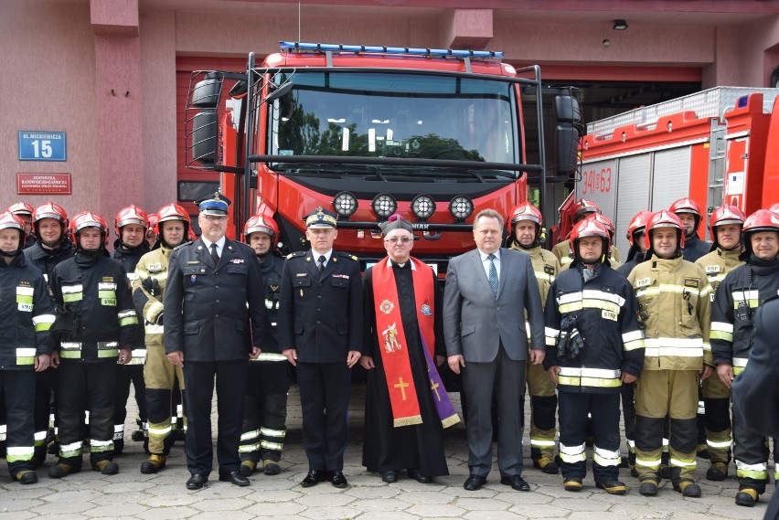 Suwałki: Wiceminister przekazał nowy, terenowy wóz strażacki