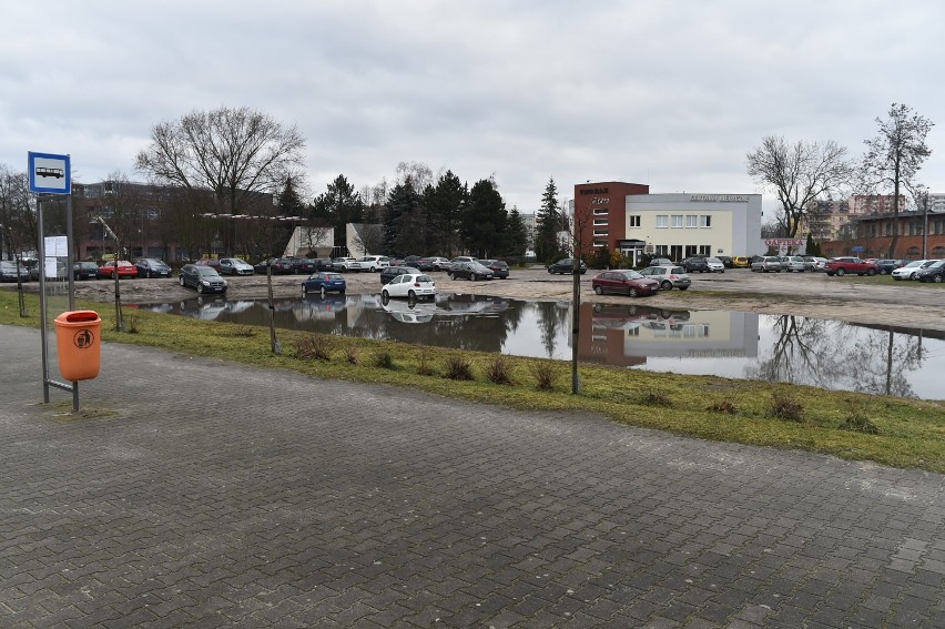 Leszno. Uważajcie z parkowaniem przy stadionie. Można się mocno zdziwić. Auta otoczyła woda [ZDJĘCIA]