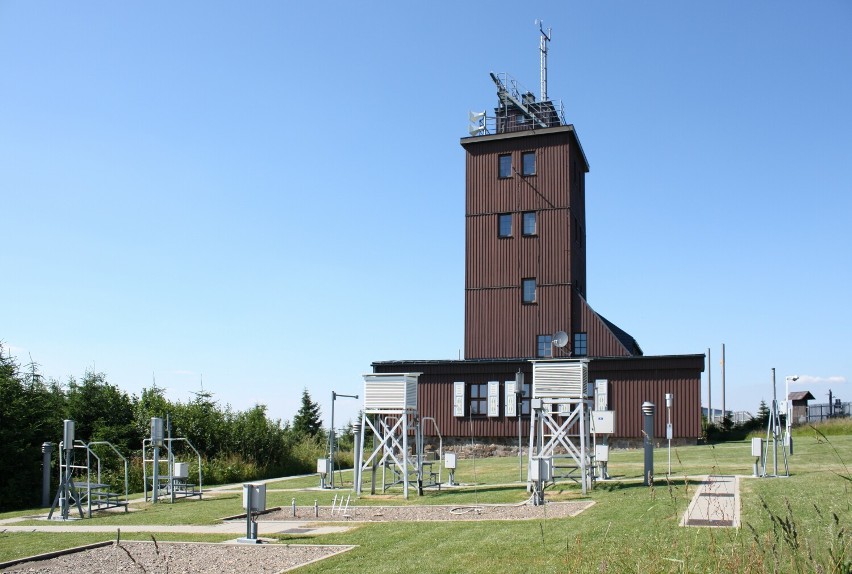 Stacja meteorologiczna na szczycie Fichtelberg.