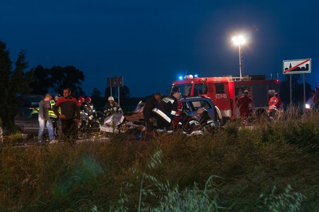 Dwa samochody zderzyły się dziś w nocy w okolicy Prusiec. Trzy osoby zostały ranne. 

Zobacz więcej: Groźny wypadek na trasie Wągrowiec-Rogoźno