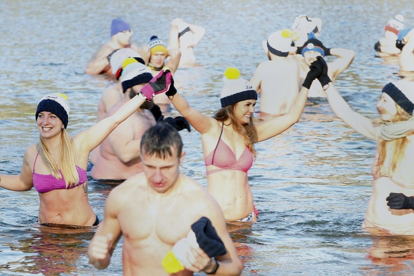 Morsy w Arturówku w Łodzi. Ponad 100 osób weszło do wody ZDJĘCIA
