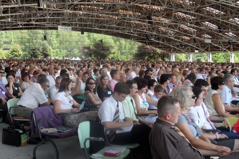 Kongres Świadków Jehowy w Sosnowcu. 8 tys. wiernych z Małopolski