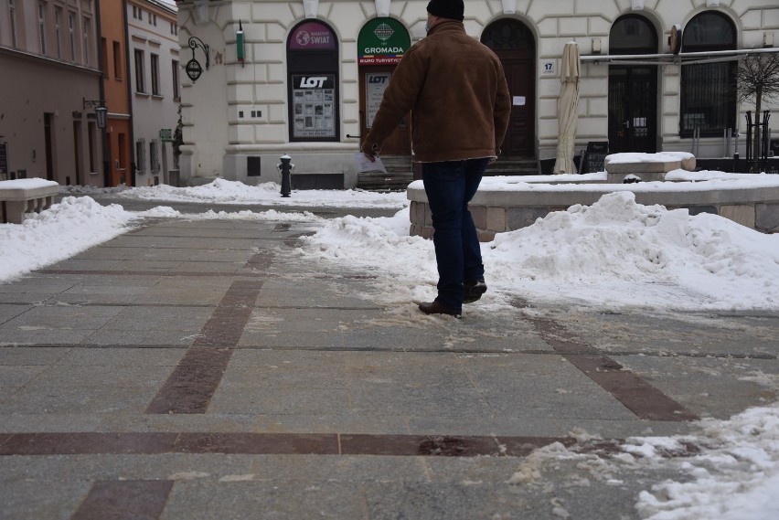 Tarnów. Rynek jak ślizgawka. Przechodnie tracą równowagę na nowej nawierzchni. Drogowcy to poprawią, ale na wiosnę [ZDJĘCIA]