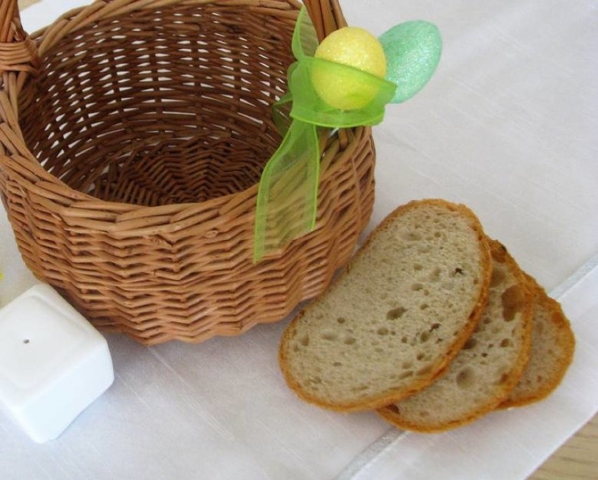 Chleb to podstawowy pokarm, który dla chrześcijan jest...