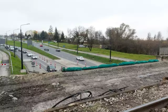 Przebudowa wiaduktu kolejowego na ul. Diamentowej trwa z przerwami od stycznia 2018 r.