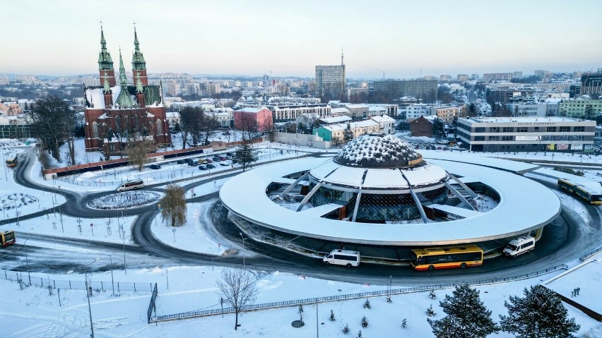 Zobaczcie zdjęcia zaśnieżonych Kielc z drona.