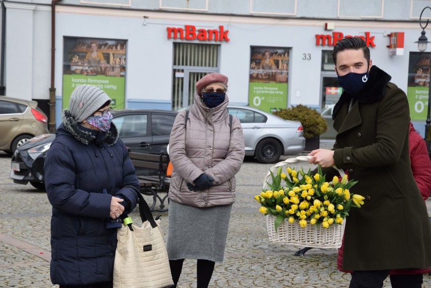 Dzień Kobiet w Skierniewicach. W Rynku na panie czekał poczęstunek i kwiaty [ZDJĘCIA]
