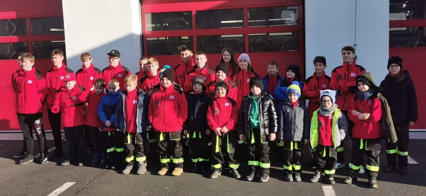 Młodzi strażacy z Gościejewa i Parkowa odwiedzili obornicką komendę straży pożarnej 