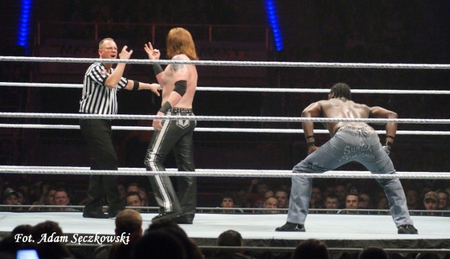 Galę rozpoczął pojedynek R-Trutha z Heathem Slaterem. Ten drugi często wdawał się w dyskusję z sędzią. Fot. Adam Sęczkowski
