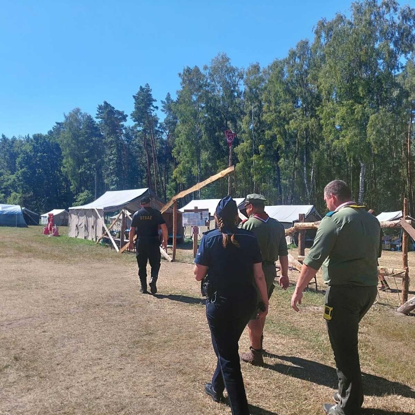 Policyjna kontrola obozu harcerskiego w Szarym Dworze (gmina Krokowa) - sierpień 2022