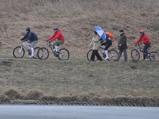 Nie uda się w tym roku przebudować ciągu spacerowego wokół skierniewickiego zalewu Zadębie, z którego chętnie korzystają piesi, biegacze oraz cykliści