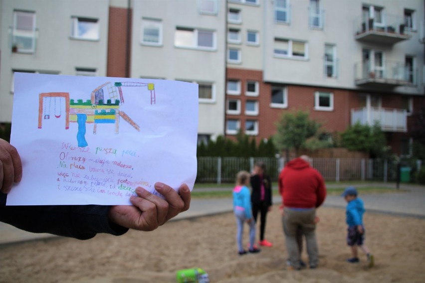 Dzieciom brakuje placu, dlatego wywieszają po osiedłu ręcznie robione plakaty, które podobno są sukcesywnie zrywane...