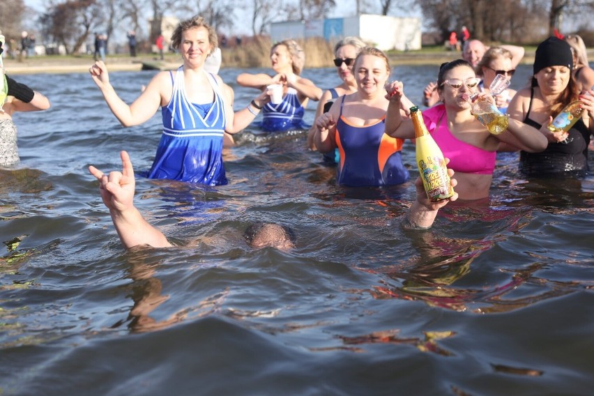 Wszystkiego najmroźniejszego! Noworoczne morsowanie w karnawałowych strojach i nastrojach [ZDJĘCIA]