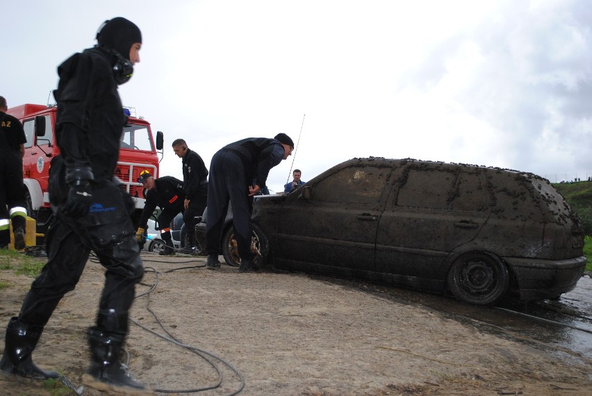 Gniew: Wyłowili z Wisły auto ze zwłokami - zdjęcia, film