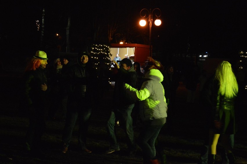 W Kartuzach powitali nowy rok w rytmie disco i pod kolorowym niebem - ZDJĘCIA, WIDEO