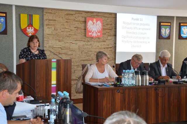 Rada Powiatu Łowickiego podjęła dziś decyzję o likwidacji LO w Zdunach